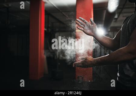 Dépoussiérez-vous et réessayez. un homme méconnaissable dépoussiérant ses mains avec de la poudre de talc. Banque D'Images