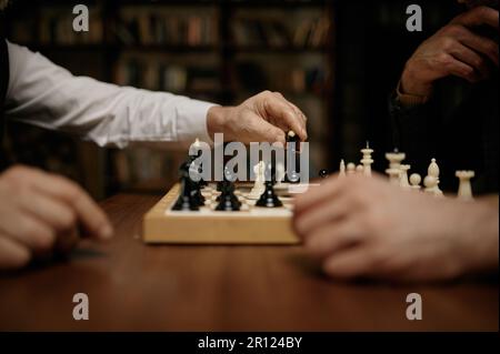 Gros plan vue sélective du foyer sur la main déplaçant la figure queen d'échecs à bord Banque D'Images