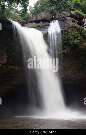 Cascade de Haew Suwat (Nam tok Haew Suwat) PARC NATIONAL DE KHAO YAI / PLATEAU DE KHORAT, NAKHON RATCHASIMA, THAÏLANDE Banque D'Images