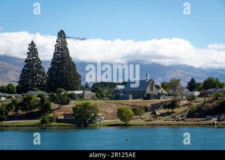 Quartier du patrimoine de Cromwell de l'autre côté du lac Dunston, avec le temple de pierre, Cromwell, Central Otago, South Island, Nouvelle-Zélande Banque D'Images