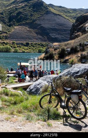 Bateaux vendant du café et des hamburgers à côté de la piste cyclable du lac Dunstan, Cromwell, Central Otago, South Island, Nouvelle-Zélande Banque D'Images