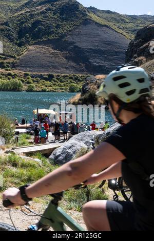 Bateaux vendant du café et des hamburgers à côté de la piste cyclable du lac Dunstan, Cromwell, Central Otago, South Island, Nouvelle-Zélande Banque D'Images