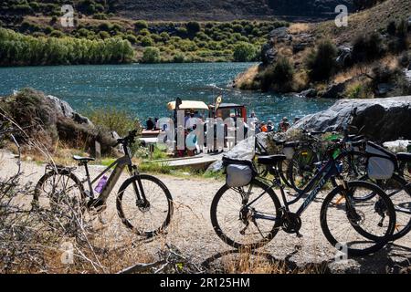 Bateaux vendant du café et des hamburgers à côté de la piste cyclable du lac Dunstan, Cromwell, Central Otago, South Island, Nouvelle-Zélande Banque D'Images