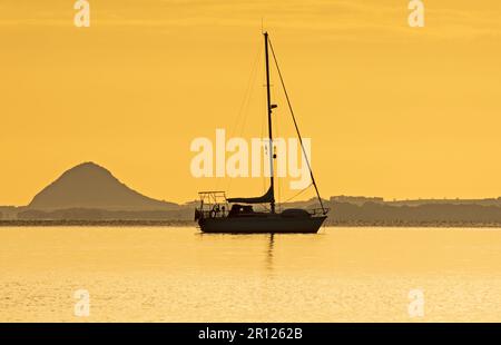 Portobello, Édimbourg, Écosse, Royaume-Uni. 11 mai 2023. Soleil lent à apparaître sur la banque de nuages à l'horizon au Firth of Forth. Température de 7 degrés mais agréable sensation douce avec peu ou pas de brise. Photo : petit yacht de plaisance amarré à Firth of Forth avec la loi de Berwick en arrière-plan. Crédit : Arch White/alamy Live News. Banque D'Images