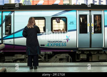 Photo du dossier datée du 30/04/2019 d'un train TransPennine Express à la gare de Leeds. TransPennine Express ayant perdu son contrat, c'était « tout à fait juste » en raison d'un « catalogue d'échecs » qui a causé « des souffrances plus grandes », a déclaré le maire de West Yorkshire Tracy Brabin. En parlant du programme d'aujourd'hui de la BBC radio 4, elle a déclaré : « ce n'est qu'un catalogue d'échecs, de retards et d'annulations. « Il est tout à fait exact que c'est la fin de la ligne pour l'opérateur ferroviaire défaillant TransPennine. Date de publication : jeudi 11 mai 2023. Banque D'Images