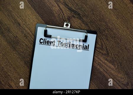Concept du témoignage client écrire sur les papiers isolés sur la table en bois. Banque D'Images