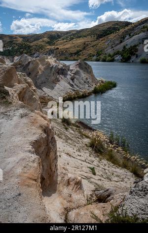 Formations rocheuses au bord du lac Blue, St Bathans, Central Otago, South Island, Nouvelle-Zélande Banque D'Images