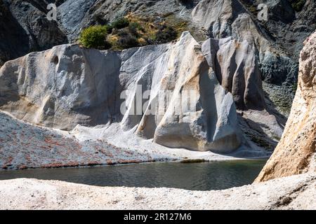 Formations rocheuses au bord du lac Blue, St Bathans, Central Otago, South Island, Nouvelle-Zélande Banque D'Images