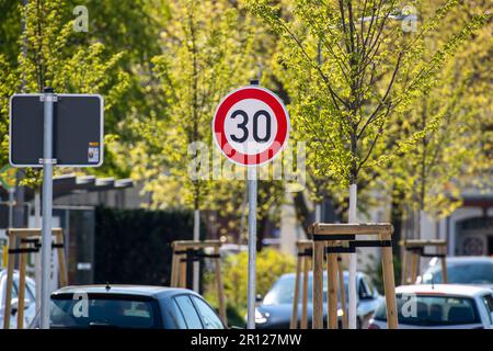 Greifswald, Allemagne. 10th mai 2023. Le panneau de signalisation sur Hanse indique une vitesse maximale autorisée de 30 kilomètres par heure. La ville de Greifswald veut réduire le bruit de la circulation avec des zones de limitation de vitesse supplémentaires de 30 km/h. Dans le cadre de sa refonte, la limite de vitesse pour le Hansering au Museumshafen a déjà été réduite de 50 à 30. Credit: Stefan Sauer/dpa/Alay Live News Banque D'Images