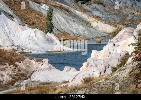 Formations rocheuses au bord du lac Blue, St Bathans, Central Otago, South Island, Nouvelle-Zélande Banque D'Images