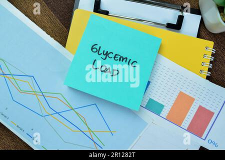 Concept de charge glycémique écrire sur les notes adhésives isolées sur la table en bois. Banque D'Images