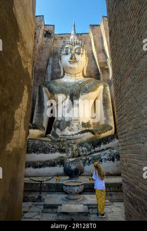 Wat si CHUM (Temple de l'arbre Bodhi) avec sa statue de Bouddha assise géante, dans le parc national historique de Sukhothai Banque D'Images