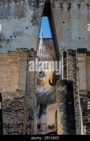 Wat si CHUM (Temple de l'arbre Bodhi) avec sa statue de Bouddha assise géante, dans le parc national historique de Sukhothai Banque D'Images