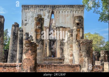 Wat si CHUM (Temple de l'arbre Bodhi) avec sa statue de Bouddha assise géante, dans le parc national historique de Sukhothai Banque D'Images