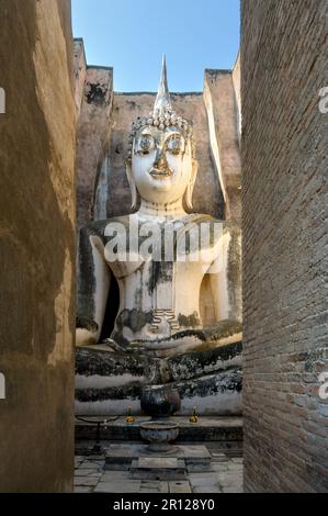 Wat si CHUM (Temple de l'arbre Bodhi) avec sa statue de Bouddha assise géante, dans le parc national historique de Sukhothai Banque D'Images