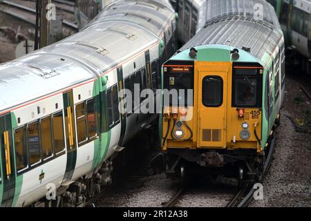 Photo du dossier datée du 16/02/2017 des trains Southern Rail à la gare Victoria de Londres. Les services ferroviaires sont touchés par davantage de grèves. Les membres d'Aslef et du syndicat des chemins de fer, des Maritimes et des Transports (RMT) des exploitants de train se délèderont lors de longs conflits le vendredi et le samedi respectivement. Date de publication : jeudi 11 mai 2023. Banque D'Images