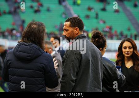 Milan, Italie. 10th mai 2023. BT Sport présentateur et ancien joueur Rio Ferdinand avant le clash entre l'AC Milan et l'Inter dans le match de la Ligue des champions de l'UEFA demi-jambe 1 mercredi 10 mai 2023 au Stadio San Siro, Italie Credit: Mickael Chavet/Alay Live News Banque D'Images