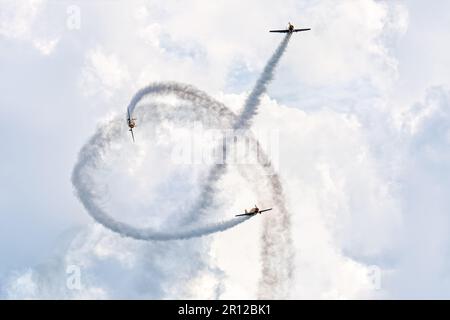 KUBINKA, RÉGION DE MOSCOU, RUSSIE - 12 MAI 2020 : bataille aérienne de trois avions de la Guerre mondiale 2 dans le ciel. Banque D'Images