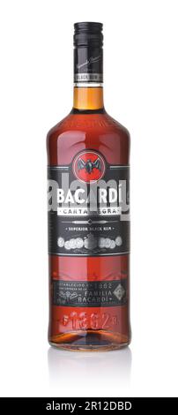 Tbilissi, Géorgie - mai 2022. Vue avant de la bouteille de rhum noir Bacardi Carta Negra originale isolée sur blanc Banque D'Images