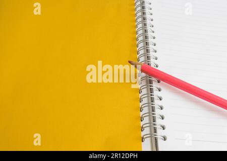 Gros plan d'un ordinateur portable avec un crayon rouge Banque D'Images