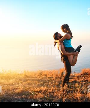 Nous nous rapprochons de chaque entraînement. Prise de vue en longueur d'un couple affectueux qui s'enserre pendant un entraînement. Banque D'Images