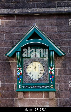 L'horloge décorative de Cremyl Quay au parc national de Mount Edgcumbe est décorée avec des phrases et des paroles opportunes, Cornwall, Angleterre, Royaume-Uni Banque D'Images