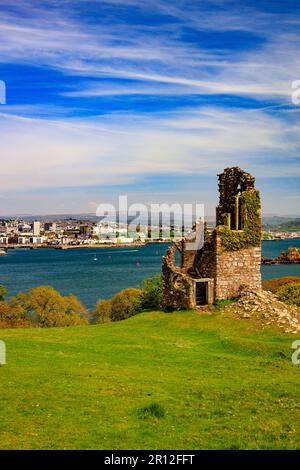 Le Filly en ruines dans le parc national du Mont Edgcumbe a des vues sur Plymouth Sound vers le Hoe et le front de mer, Cornwall, Angleterre, Royaume-Uni Banque D'Images