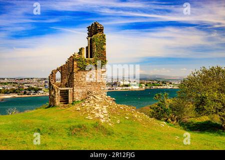 Le Filly en ruines dans le parc national du Mont Edgcumbe a des vues sur Plymouth Sound vers le Hoe et le front de mer, Cornwall, Angleterre, Royaume-Uni Banque D'Images