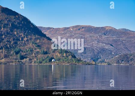 Fjord avec montagnes à l'horizon. L'eau écoute le soleil en Norvège. Photo de paysage du nord Banque D'Images