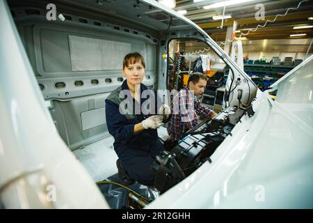 Nijni Novgorod, Russie - 21 novembre 2020 : usine DE production DE VOITURES GAZ. Ouvriers assemblant la cabine de camion Banque D'Images