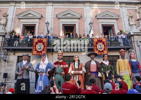 Dans le premier avion, les géants et les grands chefs qui ont animé les moments avant la proclamation pour le début des Fiestas de San Isidro. En arrière-plan, situé sur le balcon de la Casa de la Villa, les autorités qui ont participé à l'événement. Le Conseil municipal de Madrid a donné le coup d'envoi des festivités de saint patron de San Isidro 2023 avec la proclamation traditionnelle du balcon principal de la Casa de la Villa à Madrid sur la Plaza de la Villa. Avant les proclamations, les gens ont pu profiter d'une parade de géants et de grands chefs. La personne responsable de cette année de donner la proclamation l'a été Banque D'Images