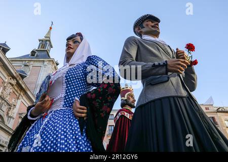 Les géants et les grands chefs de rue font le tour des rues de la vieille ville avant la proclamation de la Casa de la Villa à Madrid. Le Conseil municipal de Madrid a donné le coup d'envoi des festivités de saint patron de San Isidro 2023 avec la proclamation traditionnelle du balcon principal de la Casa de la Villa à Madrid sur la Plaza de la Villa. Avant les proclamations, les gens ont pu profiter d'une parade de géants et de grands chefs. Cette année, le responsable de la proclamation a été Ramoncín, un chanteur né dans la ville. (Photo de David Canales/SOPA Images/Sipa USA) Banque D'Images