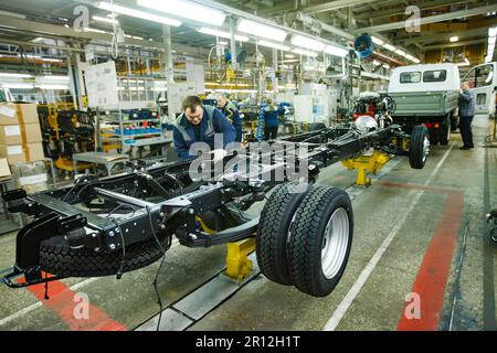 Nijni Novgorod, Russie - 21 novembre 2020 : usine DE production DE VOITURES GAZ. L'ouvrier assemble le camion Banque D'Images