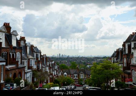Vue sur la ligne d'horizon de londres avec le parc olympique et le quai des canaries loin du parc à flanc de colline, brique rouge Victorian edwardian résidentiel rue muswell Hill N10 nord de londres angleterre Royaume-Uni Banque D'Images