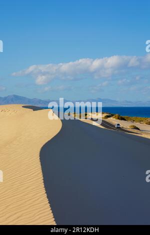 Route côtière FV1 traversant les dunes de sable du Parque Natural de Corralejo Corralejo la Oliva Fuerteventura Iles Canaries Espagne Banque D'Images