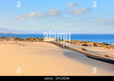 Route côtière FV1 traversant les dunes de sable du Parque Natural de Corralejo Corralejo la Oliva Fuerteventura Iles Canaries Espagne Banque D'Images