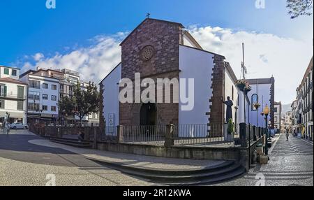 Île de Madère Portugal - 04 19 2023: Vue panoramique sur la façade avant de la cathédrale notre-Dame de l'Assomption , ou Sé Catedral de Nossa Senh Banque D'Images