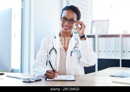 Comment votre santé a-t-elle été récemment. un jeune médecin qui se charge de la paperasse dans sa salle de consultation. Banque D'Images