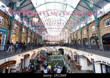 Des drapeaux syndicaux sont accrochés au-dessus de Covent Garden devant le couronnement du roi Charle. Photo prise le 19th Avr 2023. © Belinda Jiao jiao.bilin@gmail.c Banque D'Images