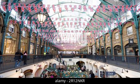 Des drapeaux syndicaux sont accrochés au-dessus de Covent Garden devant le couronnement du roi Charle. Photo prise le 19th Avr 2023. © Belinda Jiao jiao.bilin@gmail.c Banque D'Images