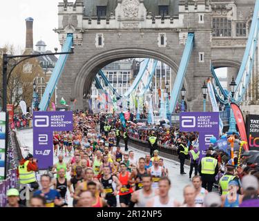 Ce matin, les coureurs du marathon de Londres ont passé Tower Bridge. Photo prise le 23rd Avr 2023. © Belinda Jiao jiao.bilin@gmail.com 07598931257 https:// Banque D'Images