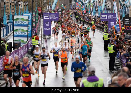 Ce matin, les coureurs du marathon de Londres ont passé Tower Bridge. Photo prise le 23rd Avr 2023. © Belinda Jiao jiao.bilin@gmail.com 07598931257 https:// Banque D'Images