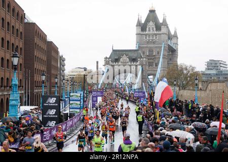 Ce matin, les coureurs du marathon de Londres ont passé Tower Bridge. Photo prise le 23rd Avr 2023. © Belinda Jiao jiao.bilin@gmail.com 07598931257 https:// Banque D'Images