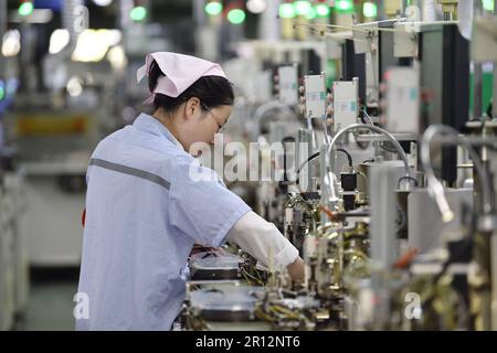 SUQIAN, CHINE - 11 MAI 2023 - Un travailleur produit des composants électroniques sur la chaîne de production dans une usine d'électronique à Suqian, en Chine orientale Banque D'Images