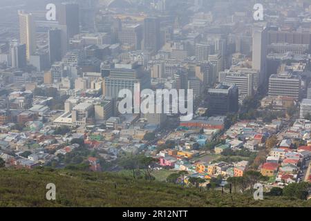 Cape Town, Western Cape, Afrique du Sud - Mai 8th 2023: Brume d'advection levant au-dessus de la ville de Cape Town, photographiée de signal Hill Banque D'Images