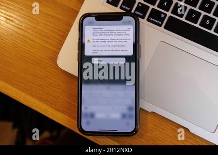 Un message de conseil est envoyé aux téléphones à travers le pays par le gouvernement du Royaume-Uni comme test des alertes d'urgence. Photo prise le 23rd Avr 2023. © Belinda Banque D'Images