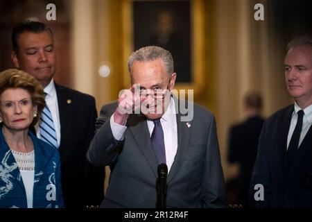 Washington, États-Unis. 10th mai 2023. Le leader de la majorité au Sénat des États-Unis, Chuck Schumer (démocrate de New York), fait des remarques lors du déjeuner-conférence de presse du Sénat démocrate au Capitole des États-Unis à Washington, DC, mercredi, 10 mai 2023. Photo de Rod Lamkey/CNP/ABACAPRESS.COM crédit: Abaca Press/Alay Live News Banque D'Images