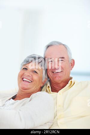 Couple d'âge mûr heureux. Portrait d'un beau couple d'âge mûr se détendant à la maison. Banque D'Images