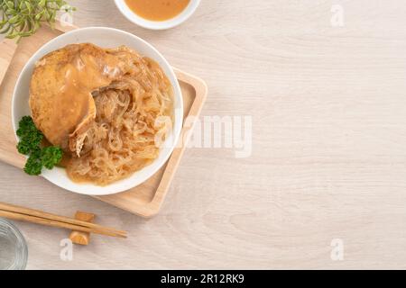 Tamsui agei (âge, aburaage, ageh), délicieux repas de rue à Taïwan, farci de nouilles de haricots mung et garniture de sauce. Banque D'Images