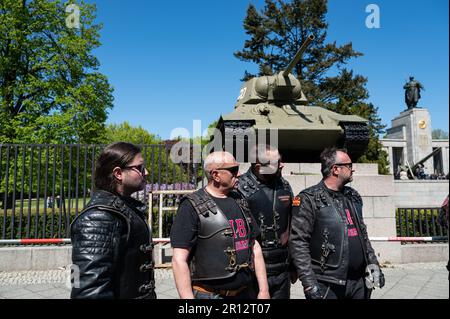 09.05.2023, Berlin, Allemagne, Europe - les membres du club de motards russes pro-Poutine 'Night Wolves' le jour de la victoire devant le Mémorial de la guerre soviétique. Banque D'Images